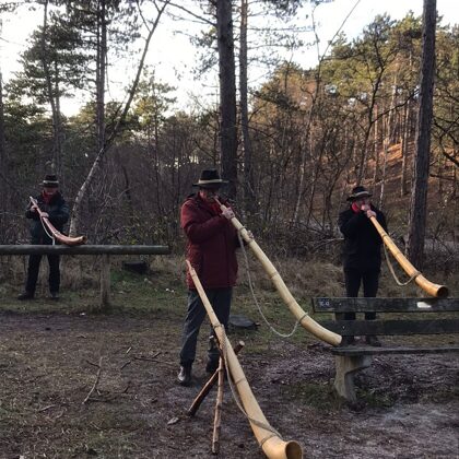 8-1-23 Blazen voor de passerende wandelaars