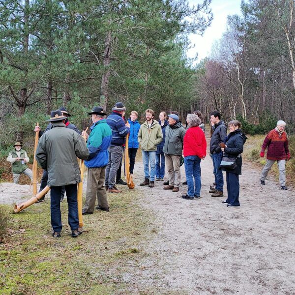 Belangstellenden tijdens het aanblazen in de Schoorlse duinen