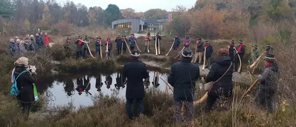 Aanblazen en het heidens kabaal bij het poeltje