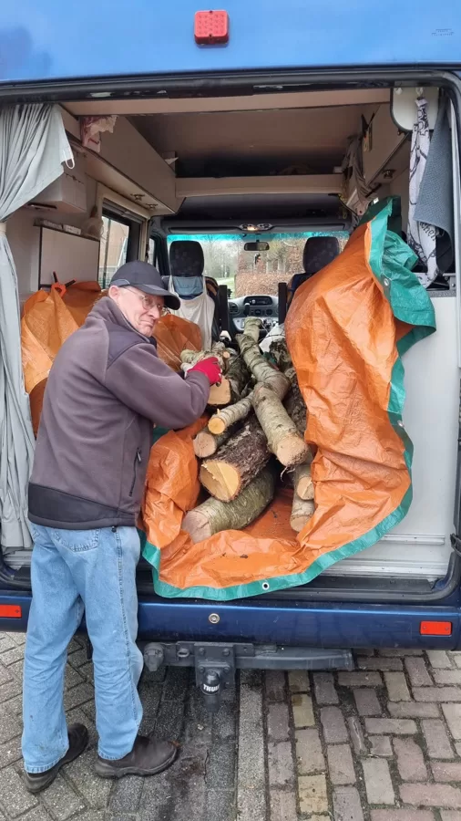 Waar Piet z'n bus al niet goed voor is. Top mannen!