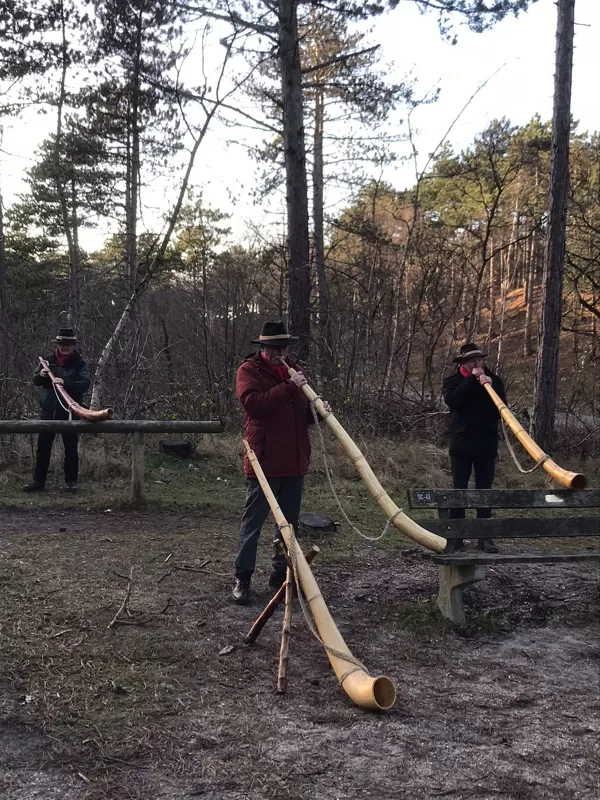 8-1-23 blazen voor de passerende wandelaars in SBB Schoorl