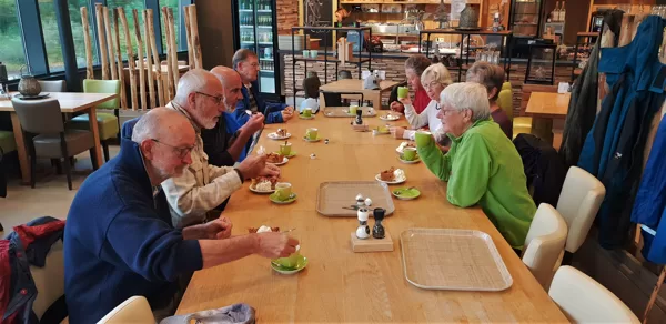 Wandelgroep aan de koffie in Schoorl