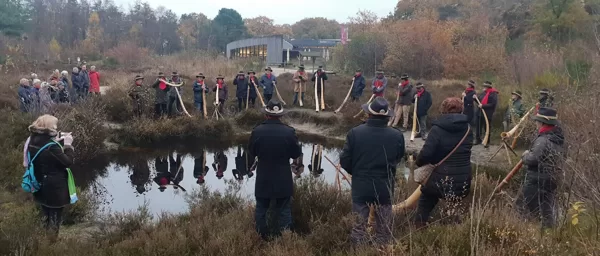 27-11-22 Het aanblazen en het Heidens Kabaal bij het poeltje bij SBB