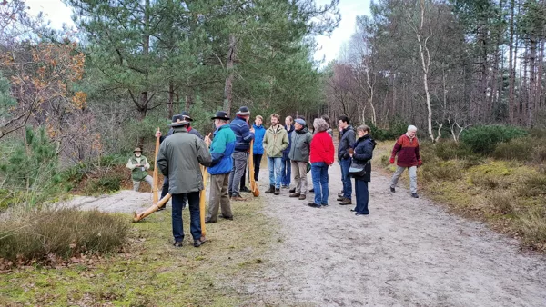 Belangstellenden tijdens het aanblazen in de Schoorlse duinen