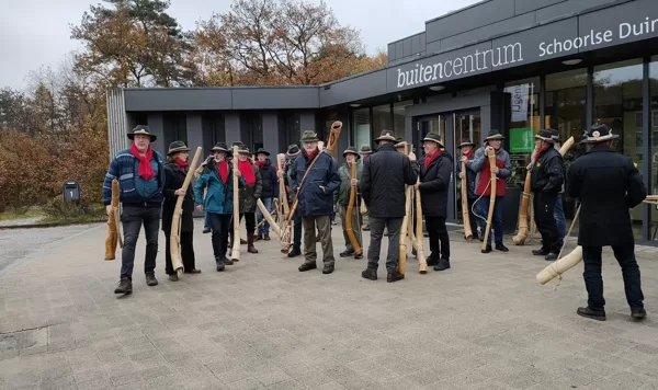 27-11-22 Verzamelen bij het Buitencentrum voor de wandeling en het aanblazen in de Schoorl